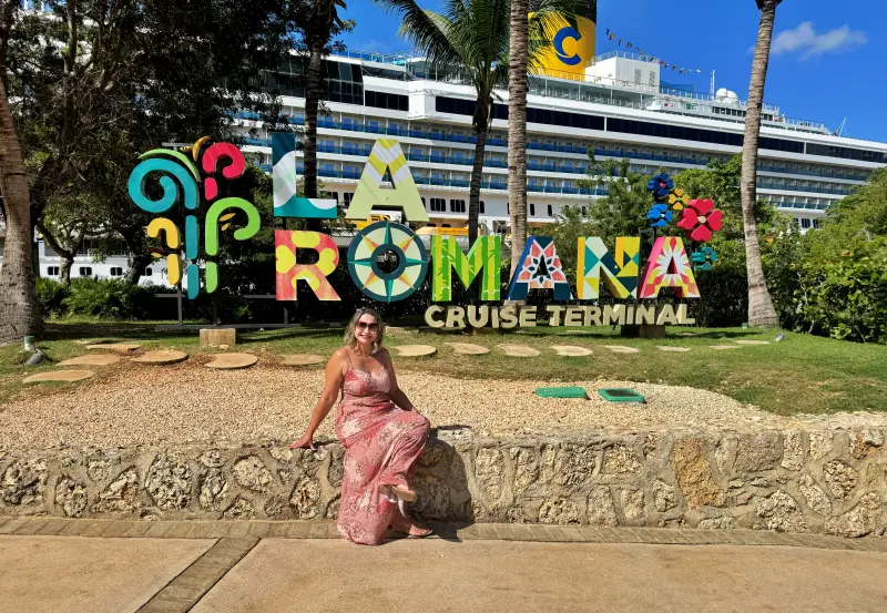 Carol do Vamos Por Aí no terminal de cruzeiros de La Romana durante uma viagem para República Dominicana