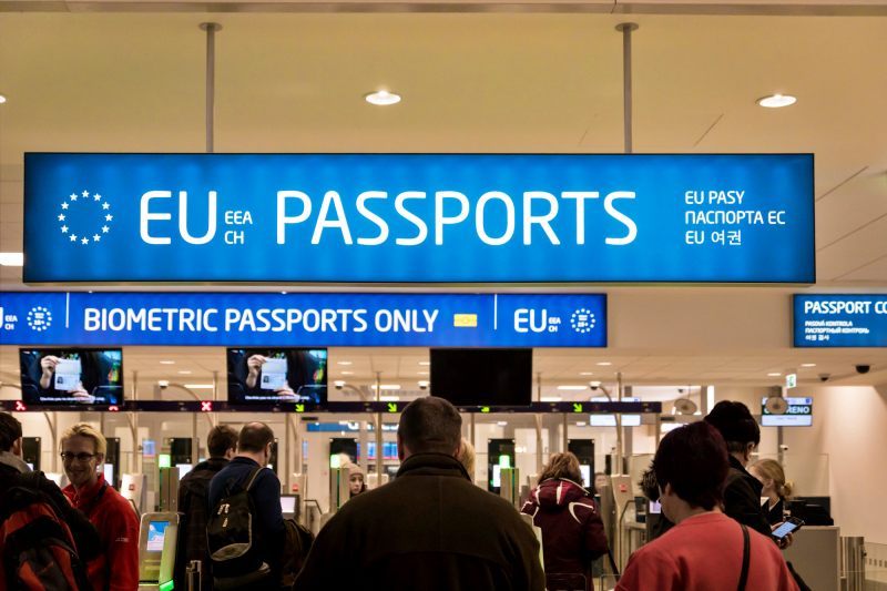 Controle de imigração na Europa onde o seguro viagem inválido pode resultar em não entrada na Europa