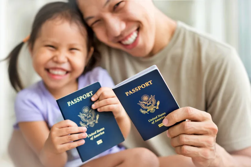 Pai e filha segurando passaportes, ilustrando os documentos para viajar com crianças em viagens internacionais.